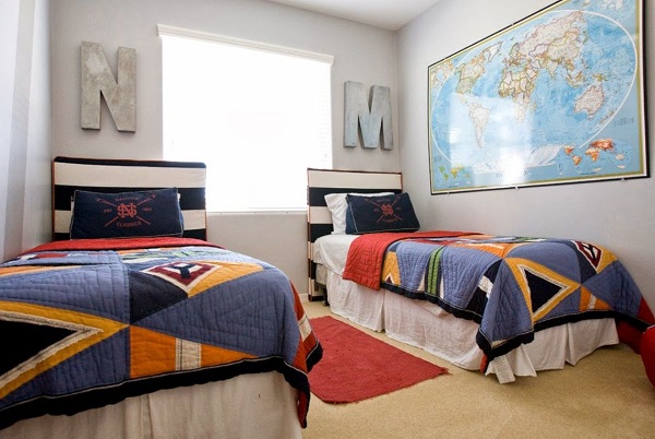 Phòng ngủ với màu sắc đơn giản, được trang trí bằng các bức tranh địa lý
