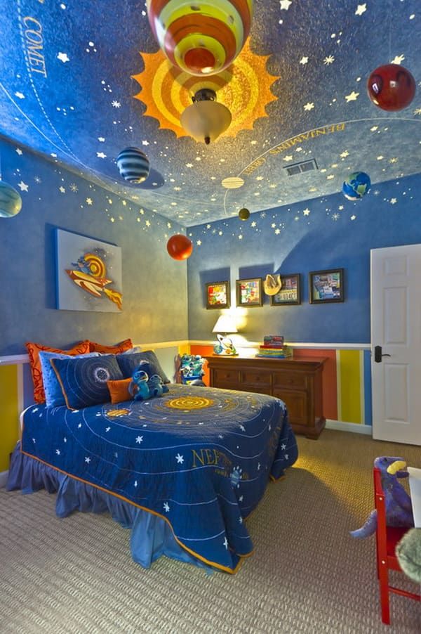Phòng ngủ được trang trí bằng hình ảnh dải ngân hà với màu xanh đen là chủ đạo