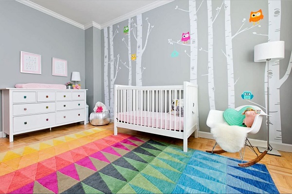 Sử dụng các tấm thảm nhiều màu sắc để trang trí phòng cho bé trai