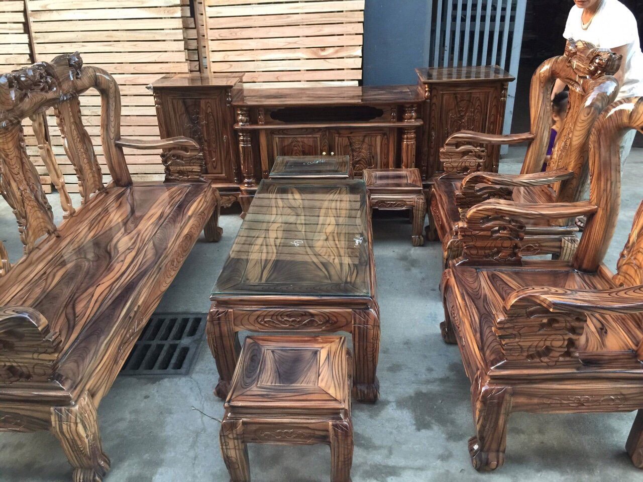 Bộ bàn ghế gỗ phòng thờ có màu sắc hài hòa với không gian thờ tự