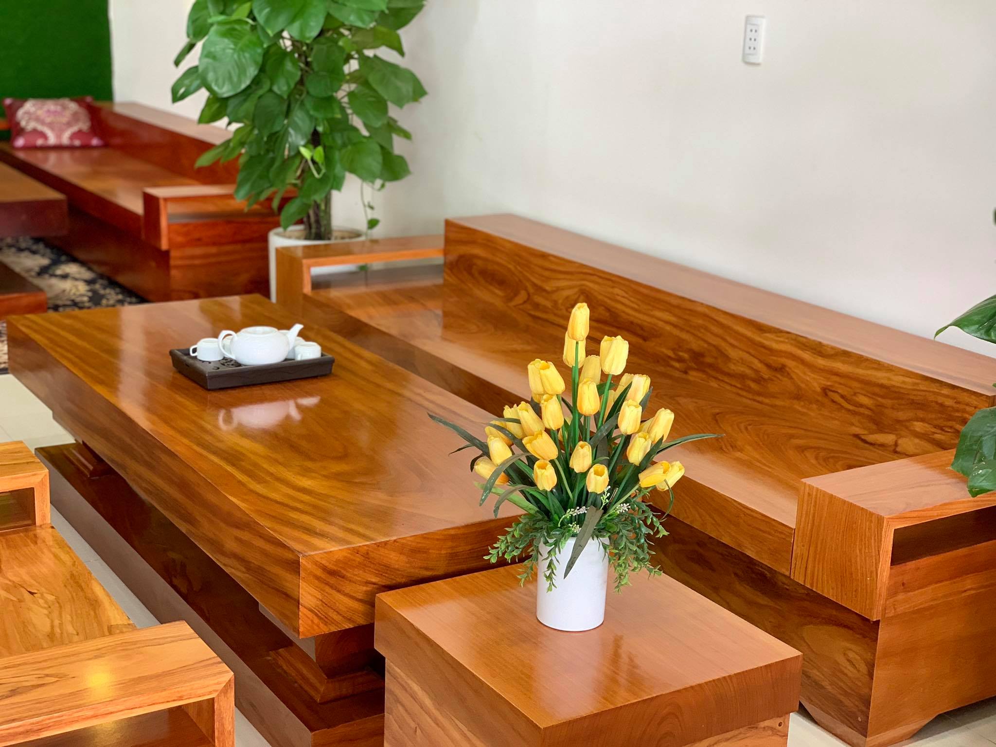 Ứng dụng sofa gỗ dổi vàng sang trọng trong không gian phòng khách